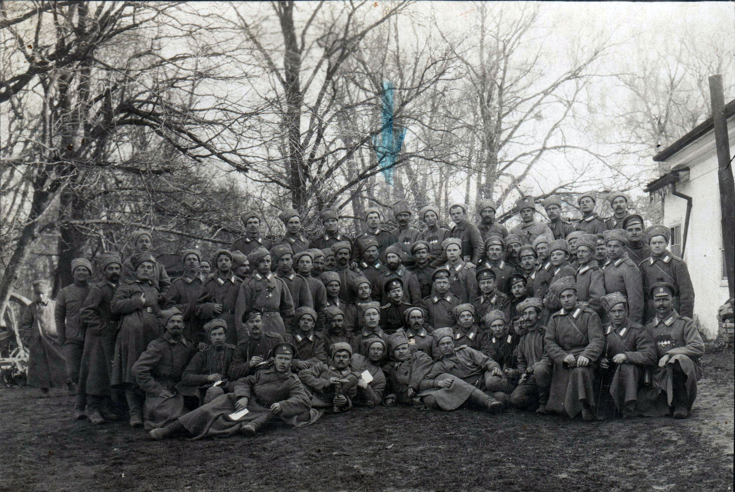 Целикин Лука Михайлович в полку (с бородой, по центру над офицером).