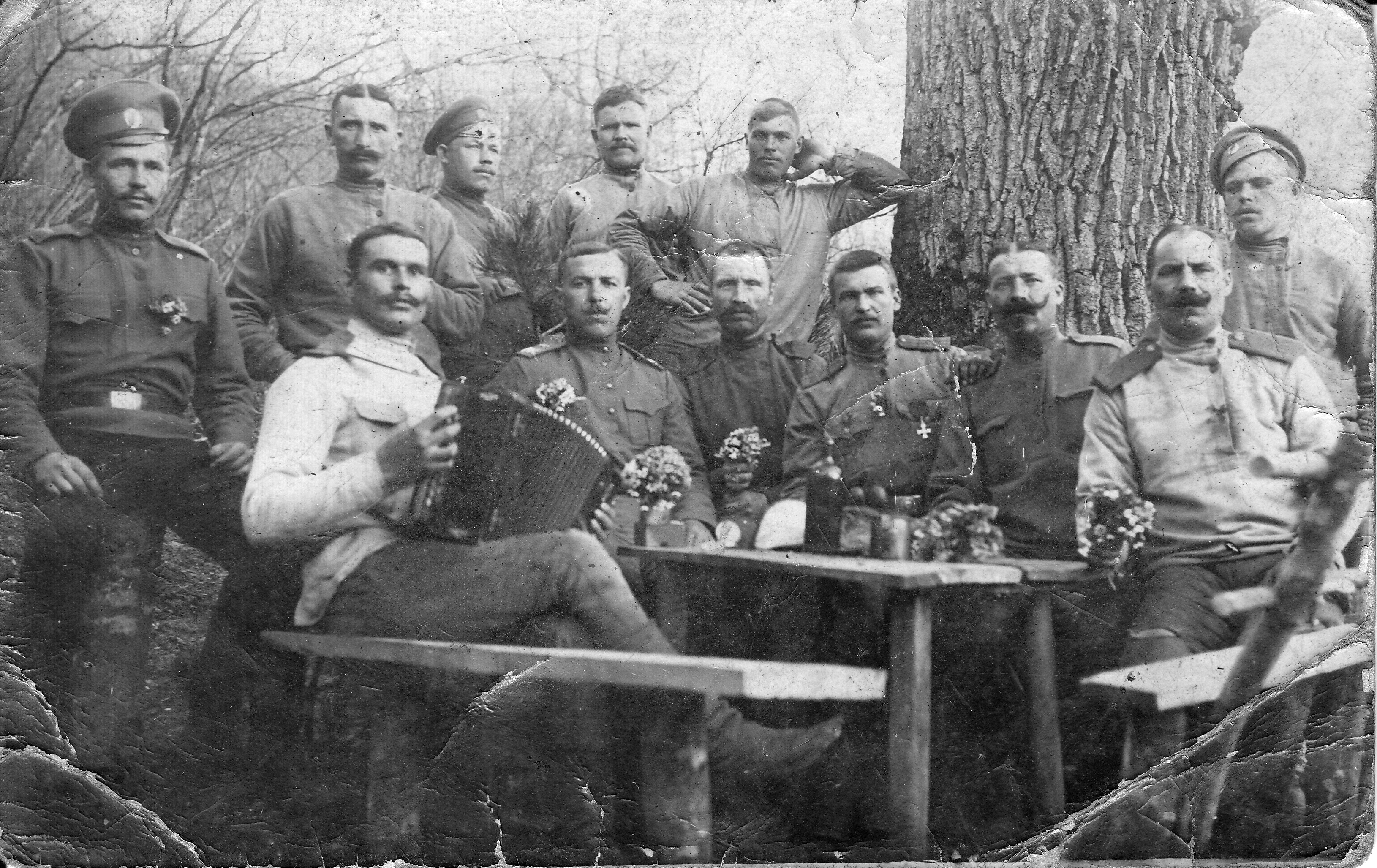 Калмыков Иван Тимофеевич за столом. Пасха 1917 года на фронте.