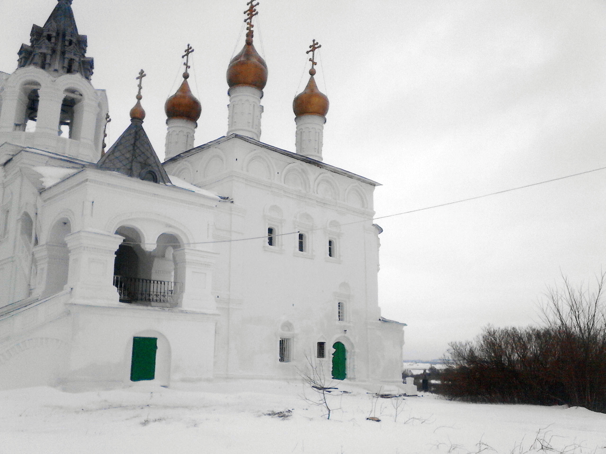 Церковь и снег