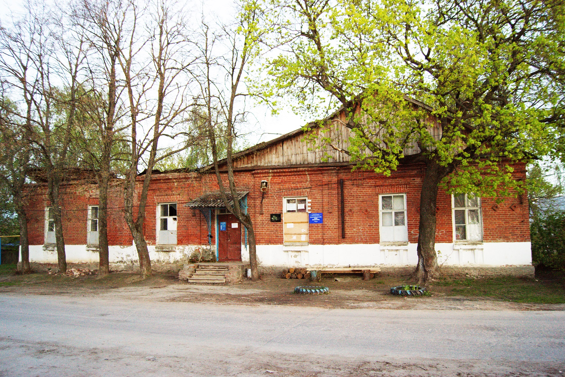 Здание бывшей земской школы в Исадах (ныне сельский клуб). Вид с севера. 2015.