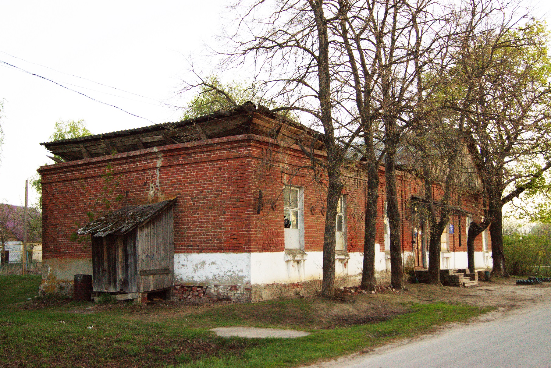 Здание бывшей земской школы в Исадах (ныне сельский клуб). Вид с северо-востока. 2015.