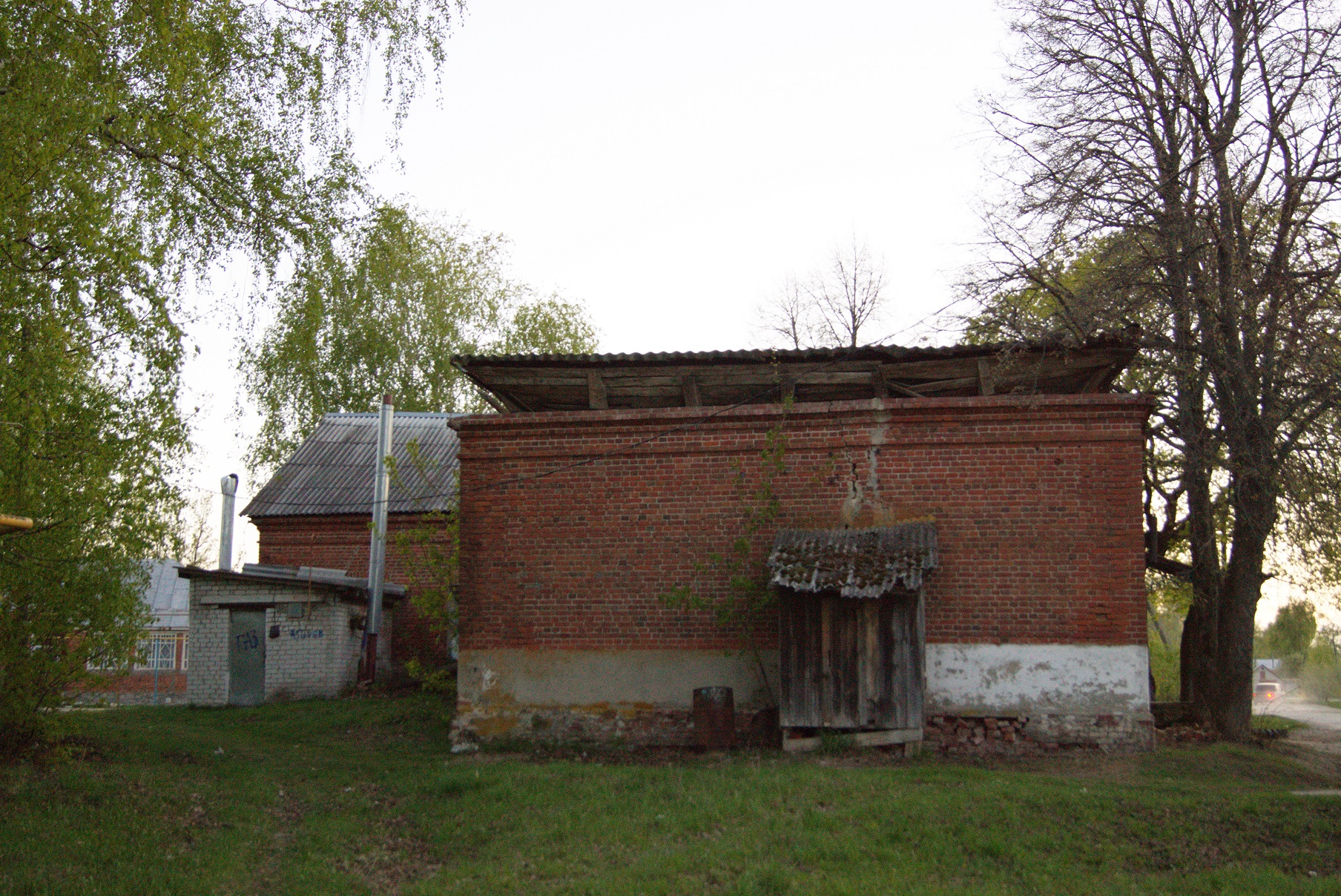 Здание бывшей земской школы в Исадах (ныне сельский клуб). Вид с востока. 2015.