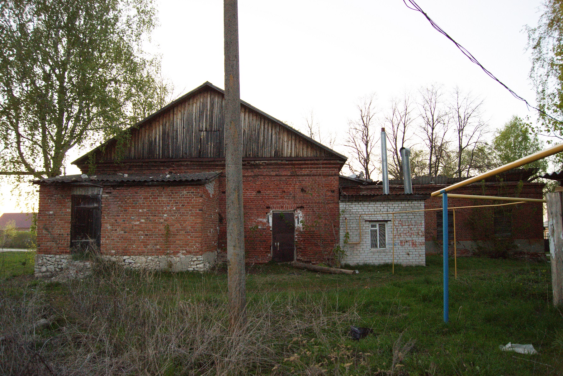 Здание бывшей земской школы в Исадах (ныне сельский клуб). Вид с юга. 2015.