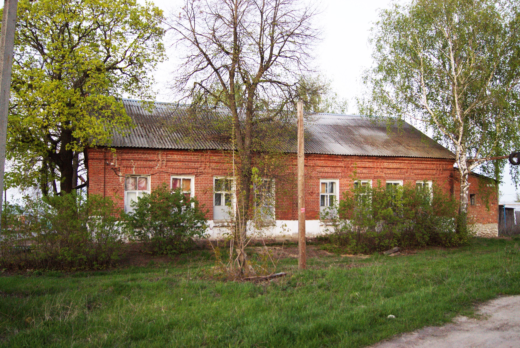Здание бывшей земской школы в Исадах (ныне сельский клуб). Вид с запада. 2015.