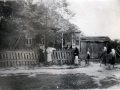 Дом Цепляева Мих Фёд_1955_слева Роза Мих с дочерью Шаташей_справа у угла в платке Цепляева Пол Селив