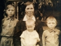 Мария Дмитриевна Филиппкина с детьми примерно 1943г-