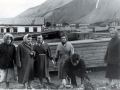 Посадка цвет. клумбы мед.работниками.Позади видно короба, по кот. ходтли зимой. Шпицберген.1960