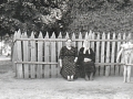 Цепляева Полина Селиверстовна (слева) с подругой Парашей (справа)_внучка Наташа